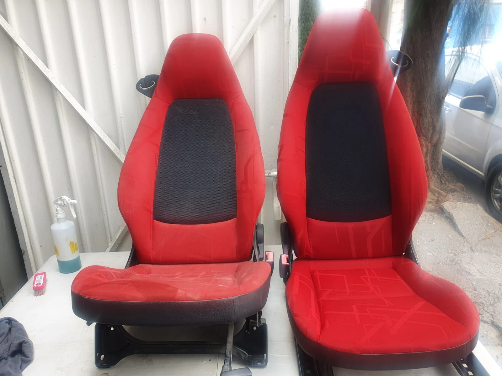 Dos asientos de automóvil rojos y negros