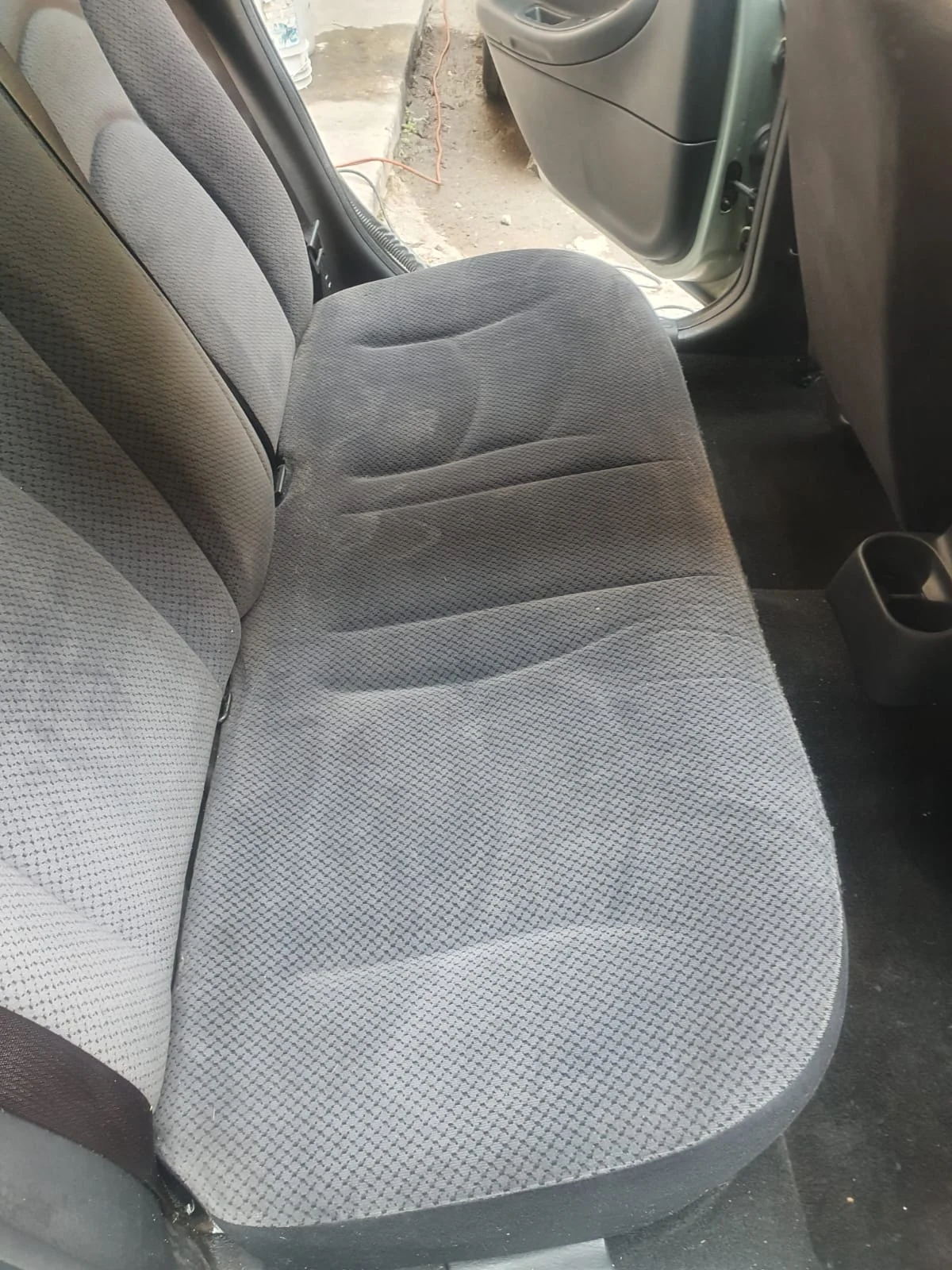 Vestiduras grises de asiento de automóvil