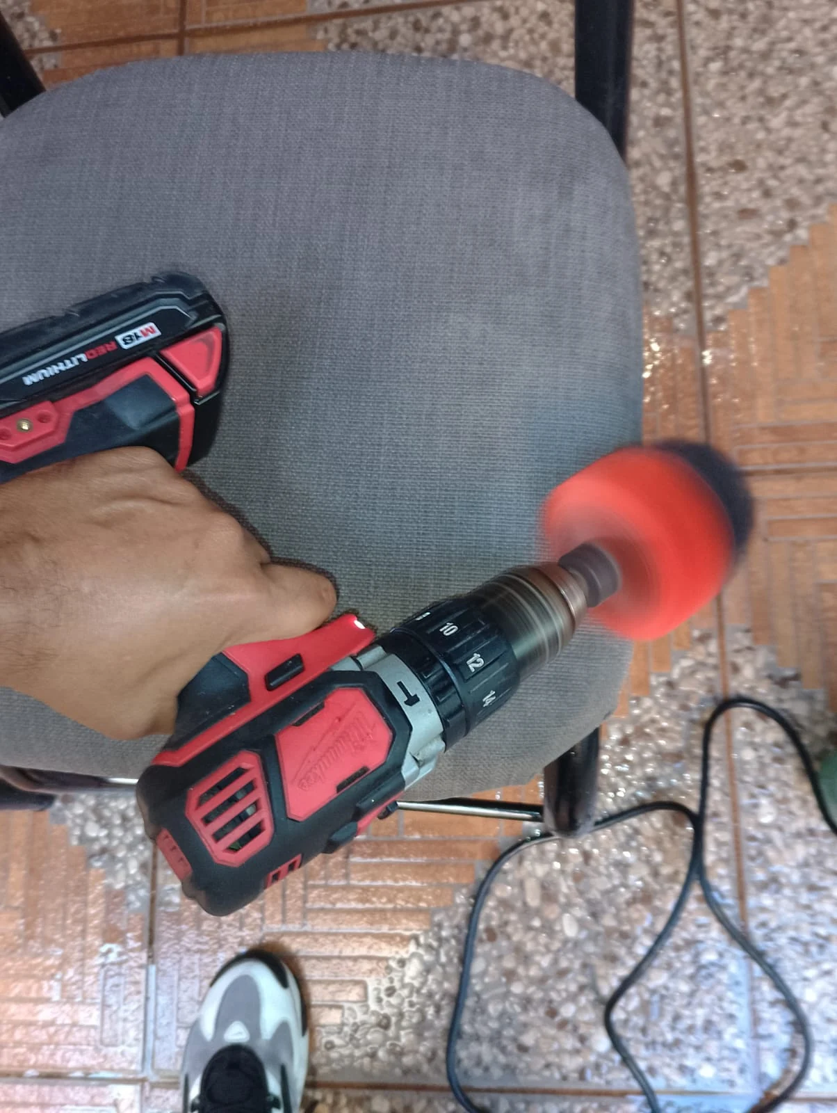 Equipo sobre silla tapizada en proceso de limpieza