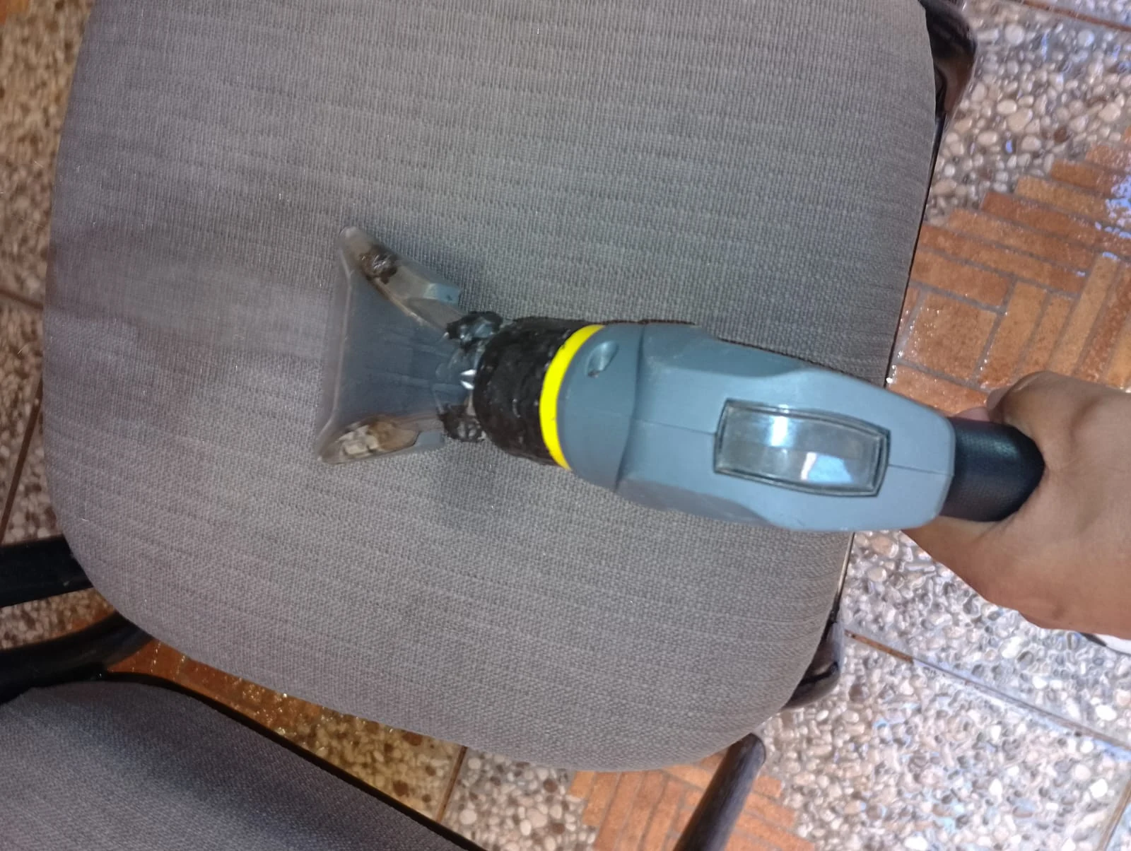 Equipo de limpieza sobre silla gris