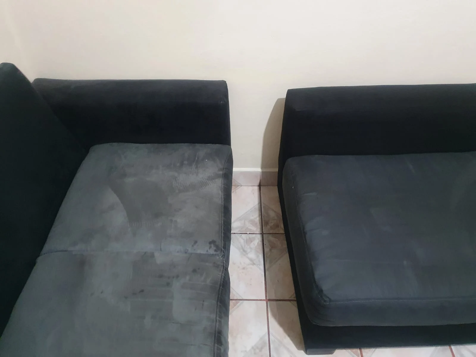 Dos sofás oscuros